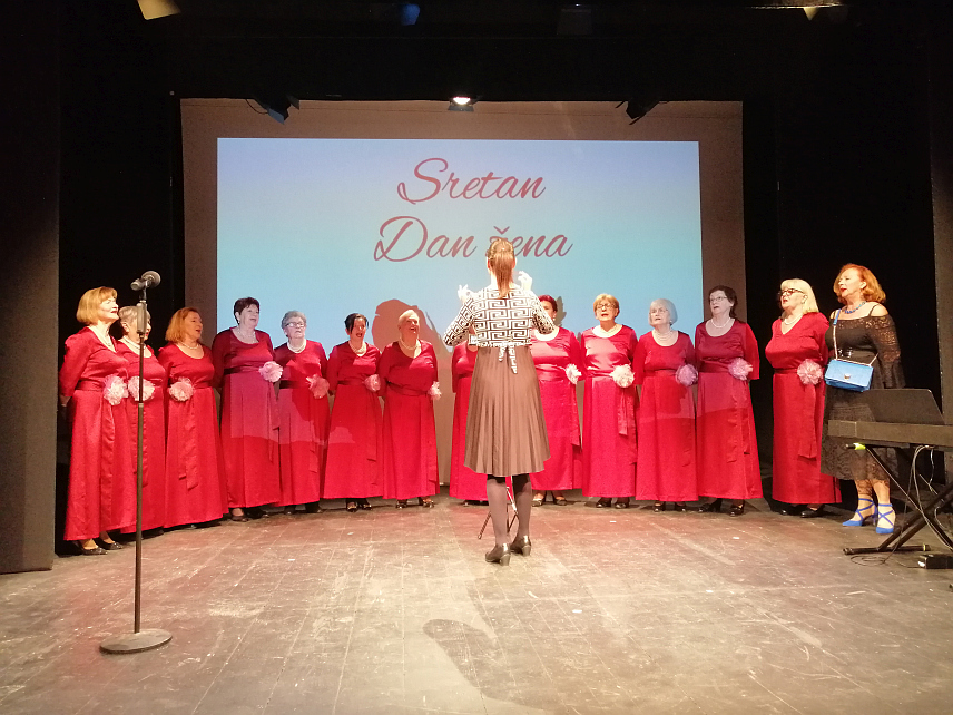 СПЛИT, 8. МАРTА /СРНА/ - У организацији сплитског пододбора Српског просвјетног и културног друштва "Просвјета", у Градском позоришту младих у овом граду одржано је вече за жене уз пјесму и игроказе.