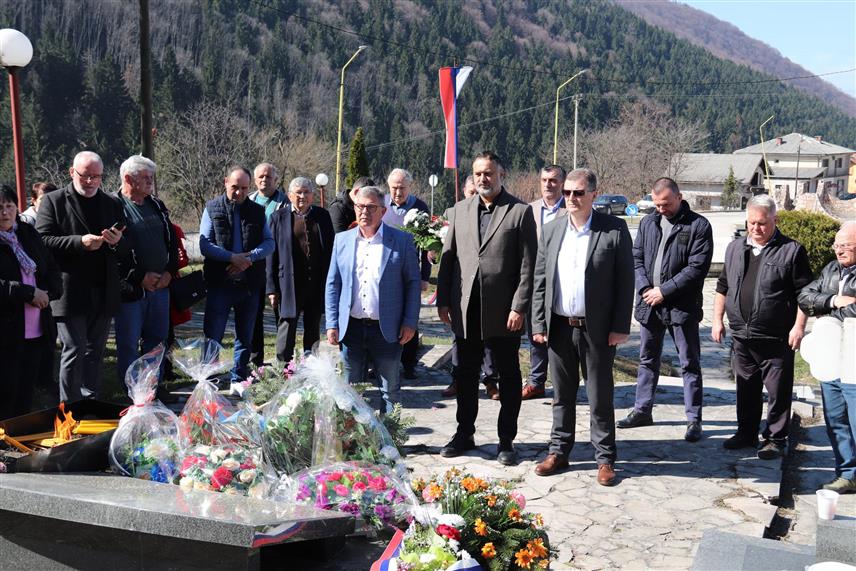 ДЕРВЕНТА, 9. МАРТА /СРНА/ - У Дервенти је данас одата почаст за 15 бораца, припадника 327. моторизоване бригаде, који су прије 32 године погинули у рејону села Церска код Власенице, бранећи српско становништво и територију.