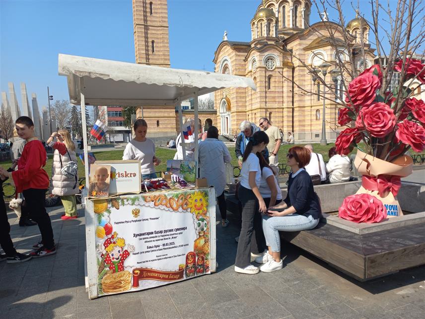 БАЊАЛУКА, 9. МАРТА /СРНА/ - Удружења Руса у Републици Српској "Романови" организовало је данас у Бањалуци хуманитарни базар руских сувенира, ради прикупљања средстава за подршку раду Удружења родитеља дјеце обољеле од малигних болести "Искра" Бањалука.