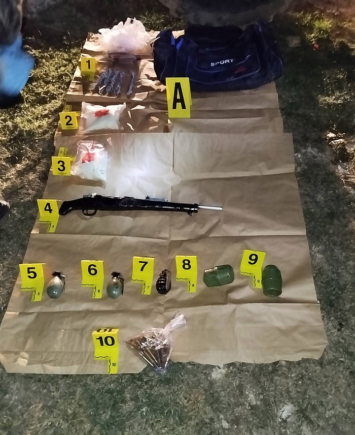 TРЕБИЊЕ, 9. МАРТА /СРНА/ - Лице чији су иницијали С.П. из Гацка ухапшено је након што је полиција у аутомобилу које користи пронашла амфетамин, пушку, ручне бомбе и метке, саопштено је из Полицијске управе Tребиње.