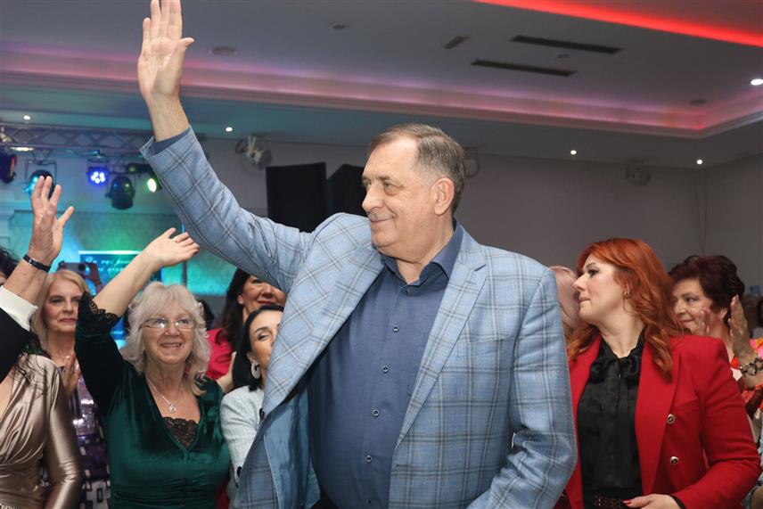 ГРАДИШКА, 9. МАРТА /СРНА/ - Актив жена Градског одбора СНСД-а организовао је вечерас у Градишци прославу 8. марта, којој је присуствовао и предсједник СНСД-а Милорад Додик./Борислав Здриња/