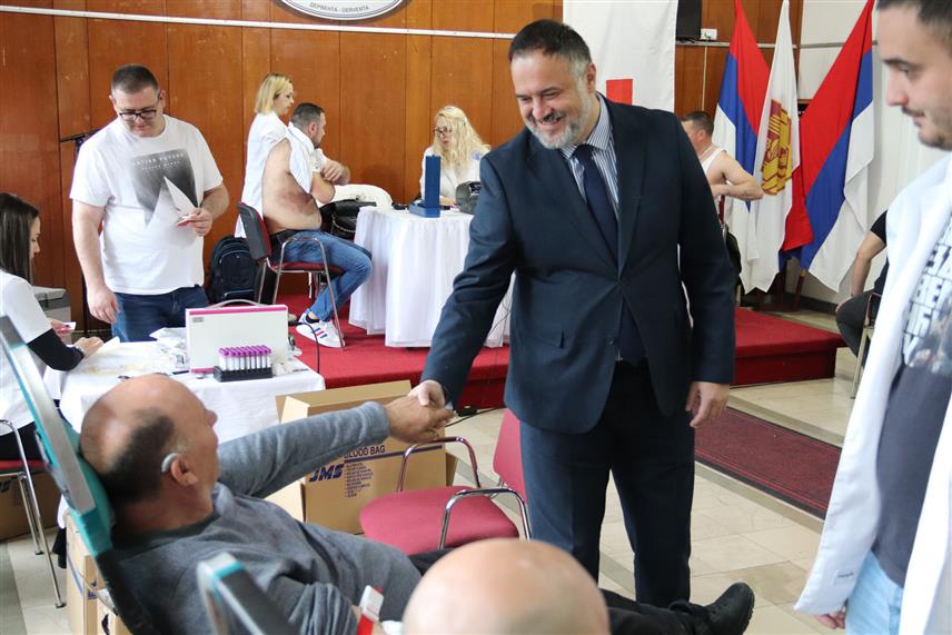 ДЕРВЕНТА, 10. АПРИЛА /СРНА/ – Градоначелник Дервенте Игор Жунић јутрос је посјетио добровољне даваоце крви који су се одазвали првој овогодишњој акцији и захвалио им што спасавају животе.