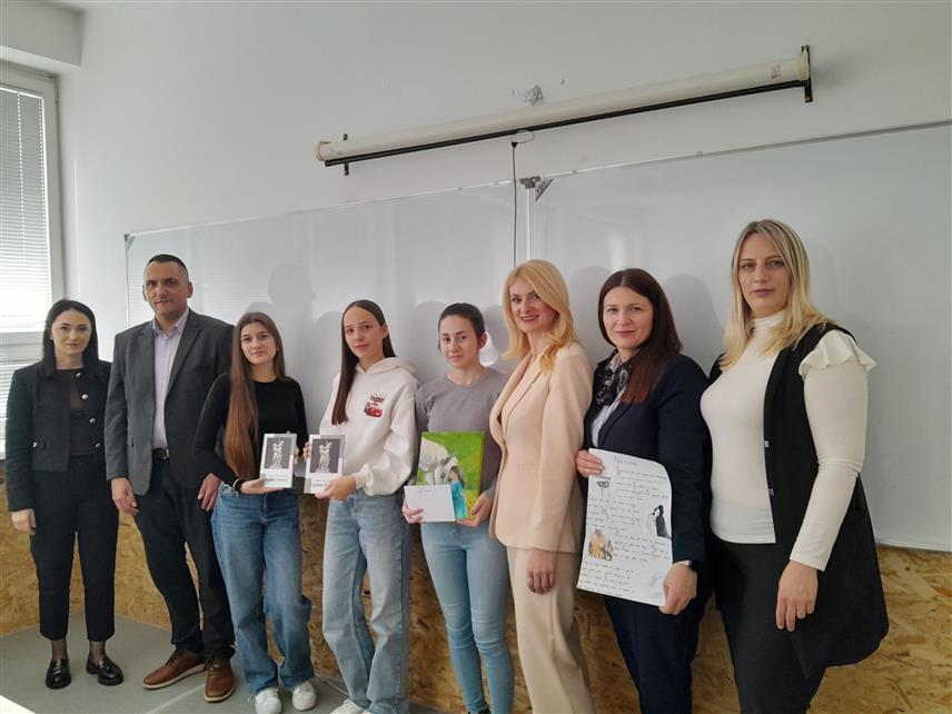 МРКОЊИЋ ГРАД, 10. АПРИЛА /СРНА/ - Ученица Основне школе "Иван Горан Ковачић" из Мркоњић Града Дејана Арсенијевић освојила је прво мјесто на литерaрном конкурсу о теми "Лијепо је вољети", који је организовала мркоњићка Гимназија.