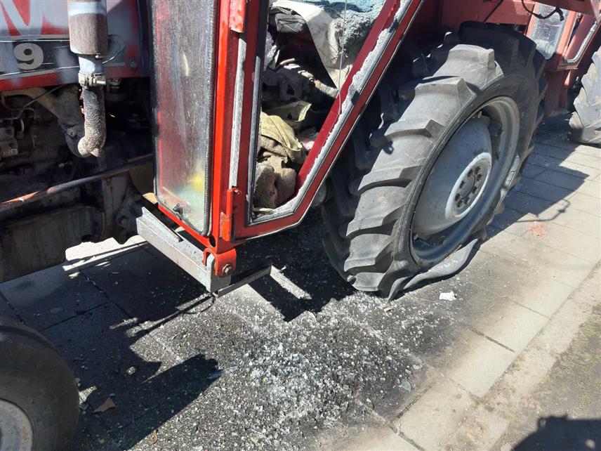 БЕОГРАД, 10. АПРИЛА /СРНА/ - Министарство унутрашњих послова /МУП/ Србије покренуло је акцију хапшења осумњичених за уништавање трактора који су се 15. марта током протеста у Београду налазили као заштита око Пионирског парка.