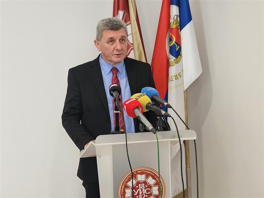 ИСТОЧНО САРАЈЕВО, 10. АПРИЛА /СРНА/ - Директор Института историјских наука Универзитета у Источном Сарајеву Драга Мастиловић на конференцији за новнаре у Источном Сарајеву, гдје је одржана стручна расправа о Нацрту устава Републике Српске.