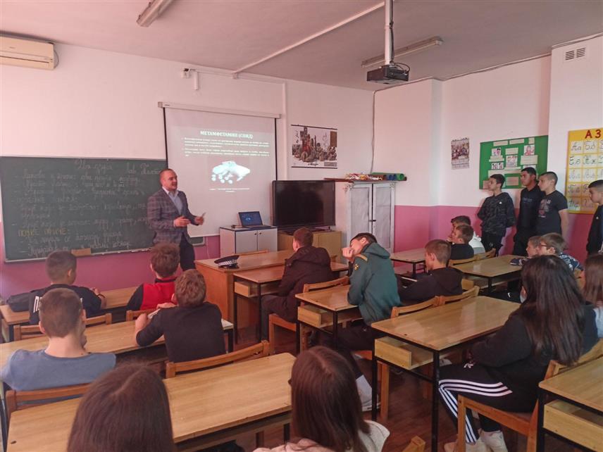 ПРИЈЕДОР, 10. АПРИЛА /СРНА/ - Припадници Полицијске управе Приједор данас су на молбу приједорске Основне школе "Десанка Максимовић" одржали предавање за ученике осмог разреда о превенцији злоупотребе дроге и болести зависности.