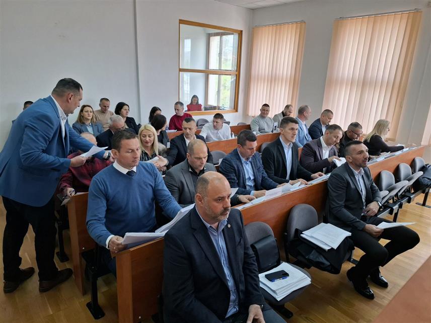 ВИШЕГРАД, 10. АПРИЛА /СРНА/ - Одборници Скупштине општине Вишеград усвојили су одлуку о давању у закуп непокретности у Вардишту, односно касарне бивше ЈНА, Техничко ремонтном заводу из Братунца.