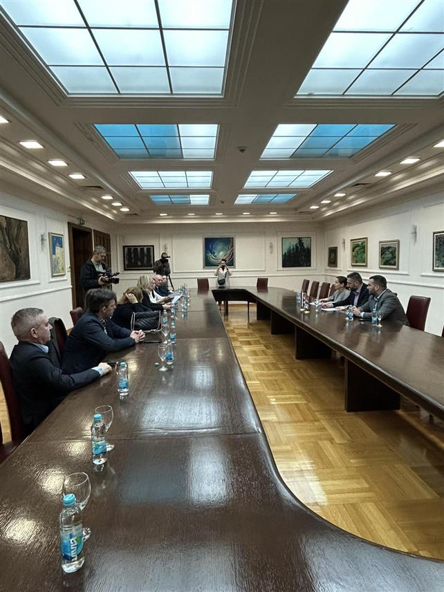 БАЊАЛУКА, 10. АПРИЛА /СРНА/ - Одборник СНСД-а у Скупштини града Бањалука Богољуб  Зељковић на састанку са предсједником Скупштине града Љубом Нинковићем и директорима 13 средњих школа.	
