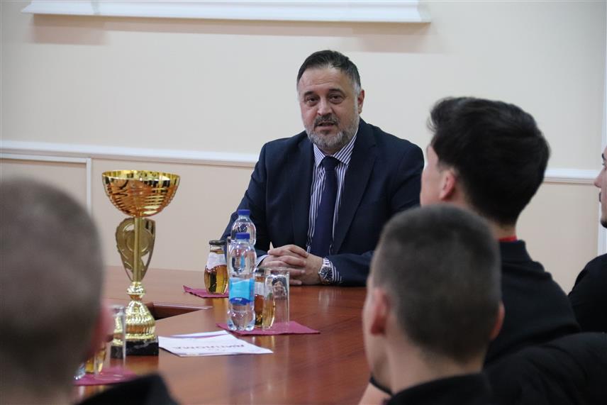 ДЕРВЕНTА, 10. АПРИЛА /СРАНА/- Градоначелник Дервенте Игор Жунић уприличио је данас пријем за ученике Средњошколског центра "Михајло Пупин" који су освојили прво мјесто на Републичком такмичењу у футсалу, које је одржано у Tребињу.