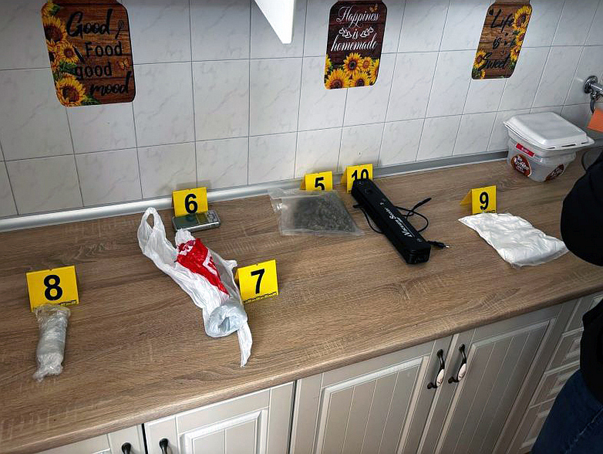 ЗЕНИЦА, 10. АПРИЛА /СРНА/ - Полиција је у претресу стана у Зеници пронашла више од 1,5 килограма дроге и ухапсила лице чији су иницијали М. Х, саопштено је из Министарства унутрашњих послова Зеничко-добојског кантона.