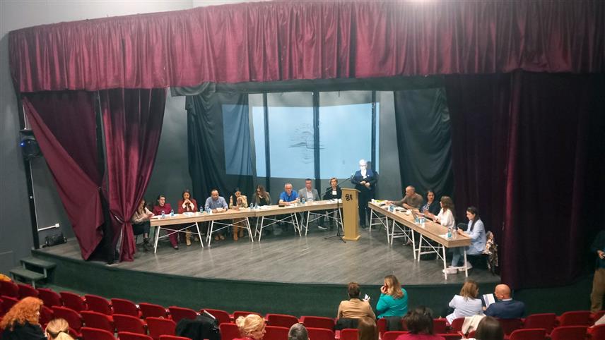 БАЊАЛУКА, 10. АПРИЛА /СРНА/ - Просвјетне институције и организације морају системски дјеловати да би дошло до побољшања положаја просвјетних радника, а посебно безбједности наставника и ученика, што је све већи проблем у наставном процесу, закључено је на округлом столу у Бањалуци о изазовима у образовном систему Републике Српске.