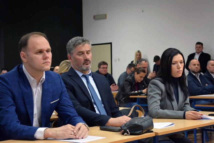 ДОБОЈ, 10. АПРИЛА /СРНА/ - Посланик СНСД-а у Народној скупштини Републике Српске Петар Јелић изјавио је Срни да је сада право вријеме да Српске донесе модеран устав који ће боље одражавати потребе грађана и реалност ентитета.