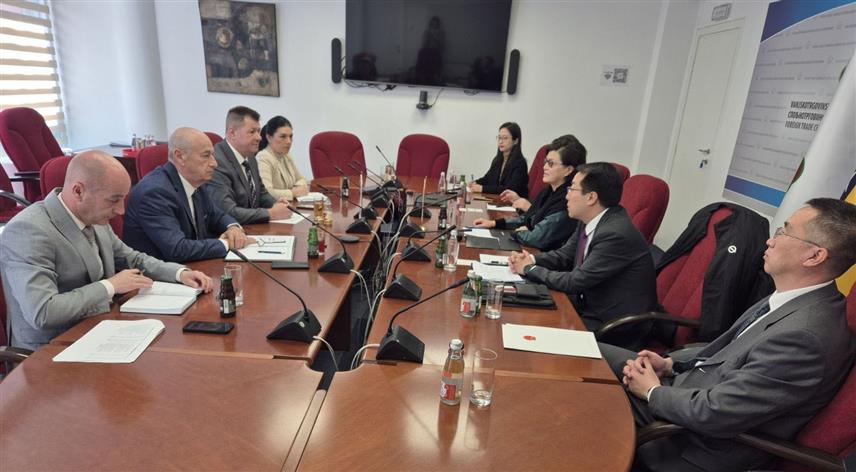 САРАЈЕВО, 10. АПРИЛА /СРНА/ - Састанак представника Спољнотрговинске коморе БиХ и делегације кинеског Министарства спољних послова у Сарајеву.