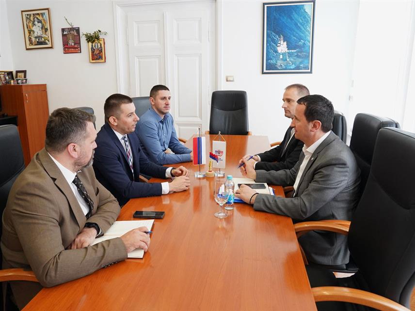 ТРЕБИЊЕ, 10. АПРИЛА /СРНА/ - Министар трговине и туризма Српске Денис Шулић на састанку са требињским градоначелником Мирком Ћурићем.