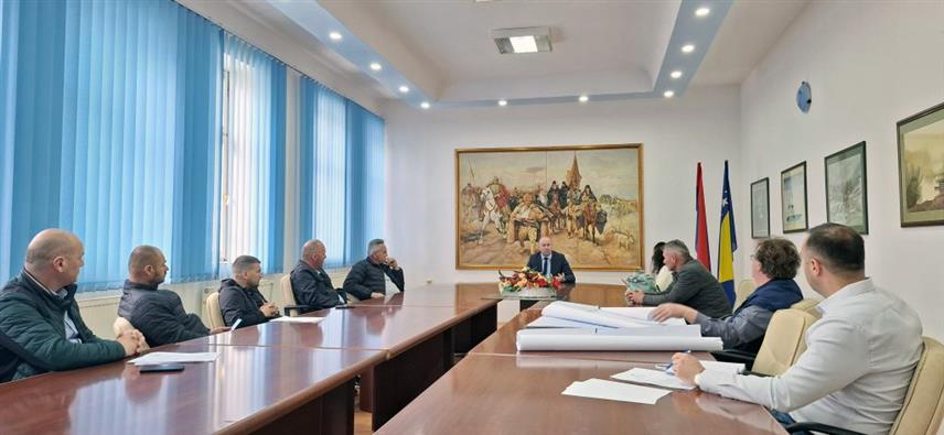 БРОД, 10. АПРИЛА /СРНА/ - Састанак начелника општине Брод Милана Зечевића са дијелом пољопривредних произвођача који обрађују земљиште у Старом Полоју