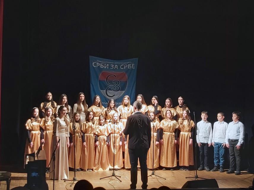 КОЗАРСКА ДУБИЦА, 10. АПРИЛА /СРНА/ - У Дому културе у Козарској Дубици вечерас је одржан "Концерт из блока", који је организовала Хуманитарна организација "Срби за Србе" да би се прикупила средства за помоћ вишечланој породици Нинић из те општине.