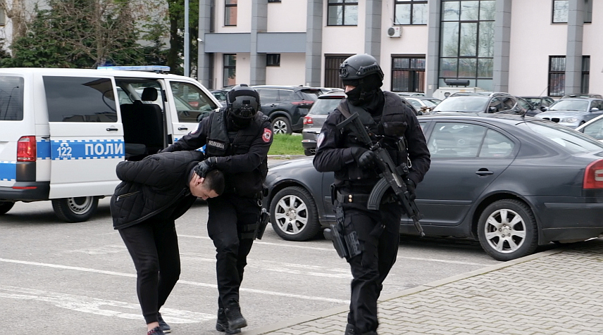 БАЊАЛУКА, 10. АПРИЛА /СРНА/ - Три лица која су ухапшена у акцији кодног назива "Хантер" предата су јутрос у Окружно јавно тужилаштво Бањалука.