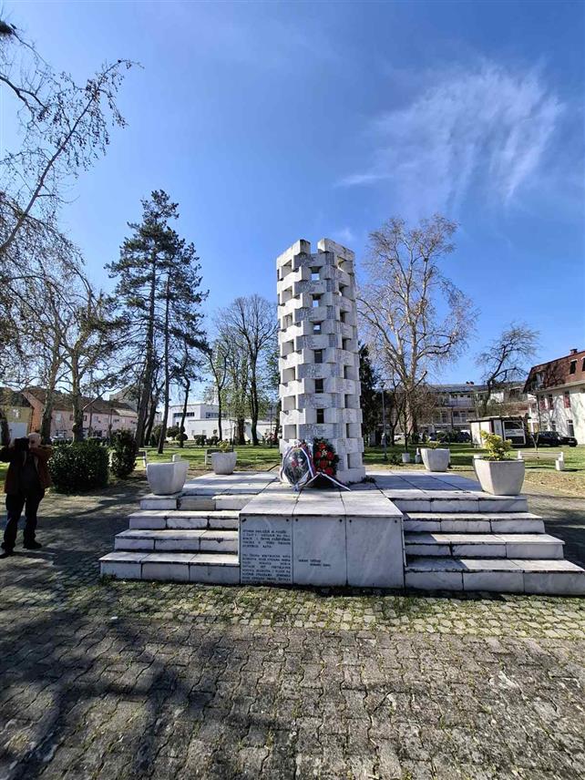 ШАМАЦ, 11. АПРИЛА /СРНА/ - Код Спомен-костурнице жртвама Народноослободилачког рата у парку у Шамцу данас су положени вијенци и одата пошта поводом 80 година од ослобођења ове општине у Другом свјетском рату, у којем је живот изгубило 619 људи, међу којима 187 бораца народно-ослободилачког рата.