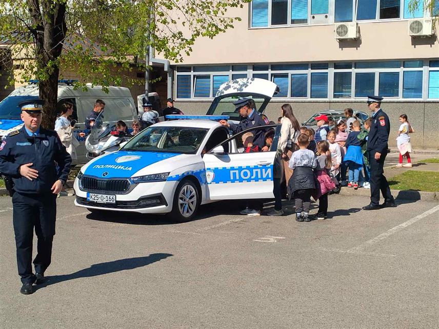 БАЊАЛУКА, 11. АПРИЛА /СРНА/ - Припадници Полицијске управе Бањалука угостила је данас 120 дјеце у оквиру Дана отворених врата и упознали их о пословима полиције и правилима безбједног учешћа у саобраћају.