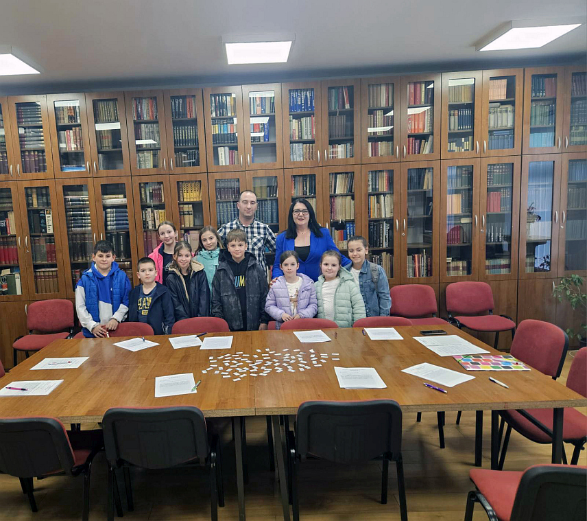 КОЗАРСКА ДУБИЦА, 11. АПРИЛА /СРНА/ -У Народној библиотеци Козарска Дубица одржана је креативна радионица из српског језика и књижевности под називом "Наглавачке наопачаке", намијењена ученицима од трећег до петог разреда основне школе.