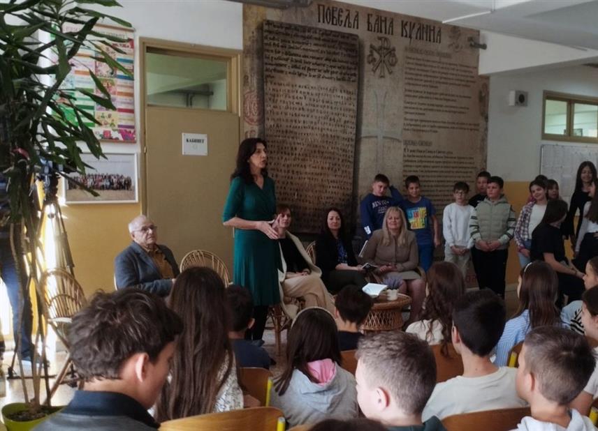 ИСТОЧНО САРАЈЕВО, 11. АПРИЛА /СРНА/ - Књижевна манифестација 4. "Поетски дани Даре Секулић" завршена је данас у Источном Сарајеву Едукативним поетским часом "Чврста повезаност поезије Даре Секулић са коријенима живљења и пјевања", чији су модератори били књижењвници Недељко Бабић и мастер књижевности и поезије Борис Ђорем.