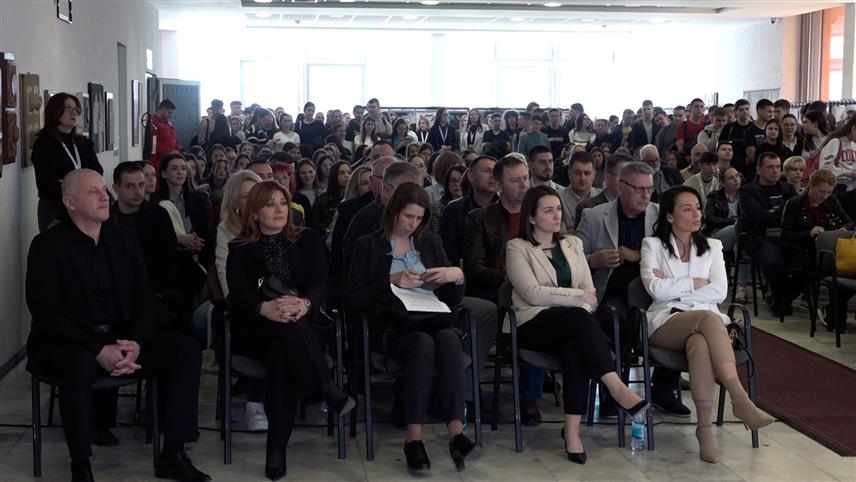 ГРАДИШКА, 11. АПРИЛА /СРНА/ - Министарство просвјете и културе Републике Српске подржава школске манифестације које истичу значај практичне наставе, рекла је помоћник министра Бојана Кос на смотри ученичких радова из области текстилства и кожарства, која је одржана у Градишци.