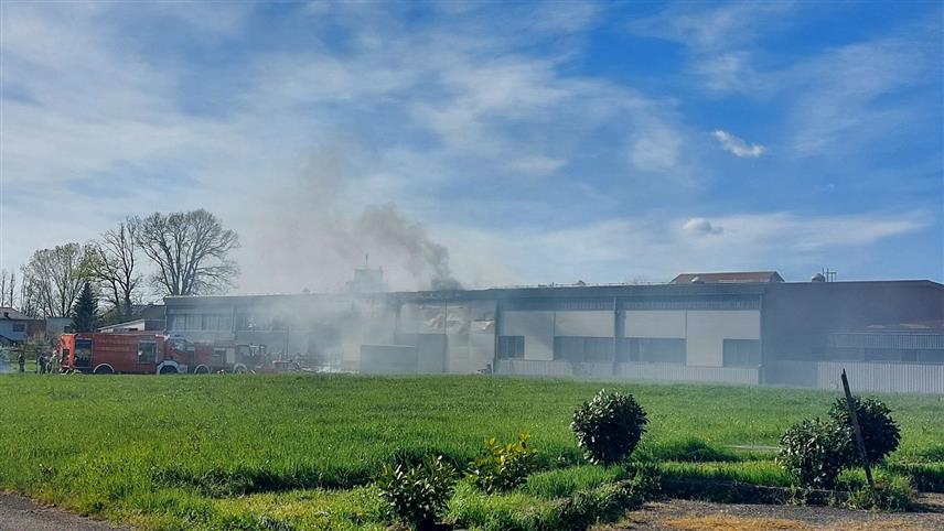 ПРИЈЕДОР, 11. АПРИЛА / СРНА/ - Ватрогасци гасе пожар који је избио данас по подне у кругу некадашње фабрике "Побједа" у Приједору.