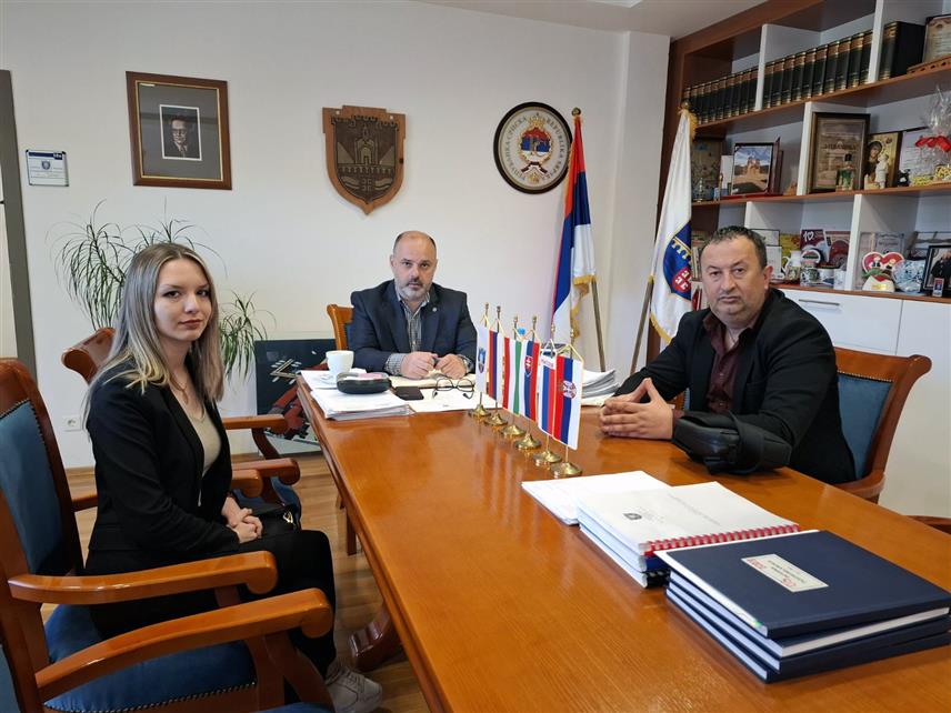 ВИШЕГРАД, 11. АПРИЛА /СРНА/ - Интернационална културна асоцијације /ИКА/ из Подгорице планира да оснује свој органак у БиХ чије ће сједиште бити у Вишеграду, речено је данас на састанку начелник општине Вишеград Младена Ђуревића са представницима ове асоцијације.