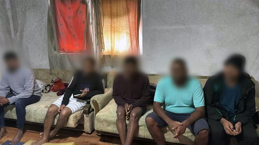 ИСТОЧНО САРАЈЕВО, 11. АПРИЛА /СРНА/ - На три локације на подручју сарајевских општина Стари Град и Илиџа пронађено је око 20 страних држављана, међу којима и двојица Пакистанаца који се доводе у везу са организовањем међународног кријумчарења миграната на западноалбанској рути, саопштено је из Службе за послове са странцима.
