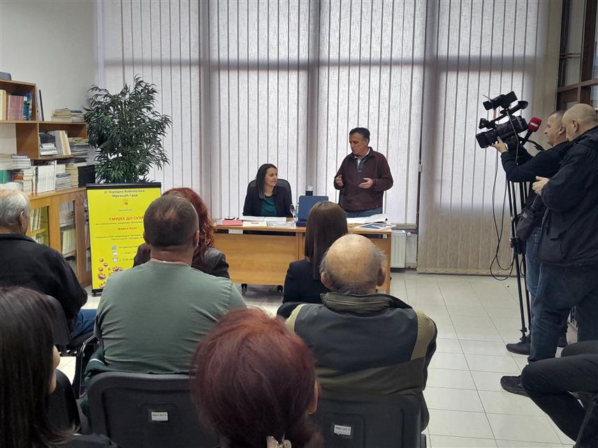 МРКОЊИЋ ГРАД, 11. АПРИЛА /СРНА/ - У Мркоњић Граду је одржано вече хумористичких минијатура афористичара Живка Ђузе, побједника 33. Међународног фестивала хумора и стире "Златна кацига" у Крушевцу.