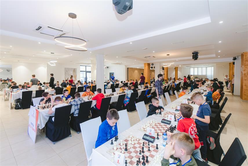 БАЊАЛУКА, 11. АПРИЛА /СРНА/ - Кадетско и омладинско првенство Републике Српске у шаху отворено је данас у Бањалуци, и трајаће до 13. априла, на којем ће наступити преко 200 такмичара у 14 категорија.