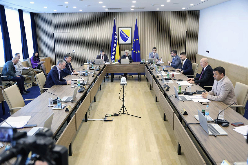 САРАЈЕВО, 11. АПРИЛА /СРНА/ - Савјет министара одржао је ванредну сједницу о извршење арбитражне пресуде Међународног центра за рјешавање инвестиционих спорова /ИЦСИД/ у предмету словеначке фирме "Вијадукт" и других против БиХ.