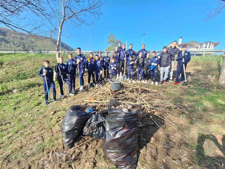 КОТОР ВАРОШ, 12. АПРИЛА /СРНА/ - У Котор Варошу данас су се организованој прољећној акцији чишћења и уређења града одазвали запослени у локалној самоуправи, јавним предузећима и установама, представници невладиних организација и удружења грађана и спортски клубови.