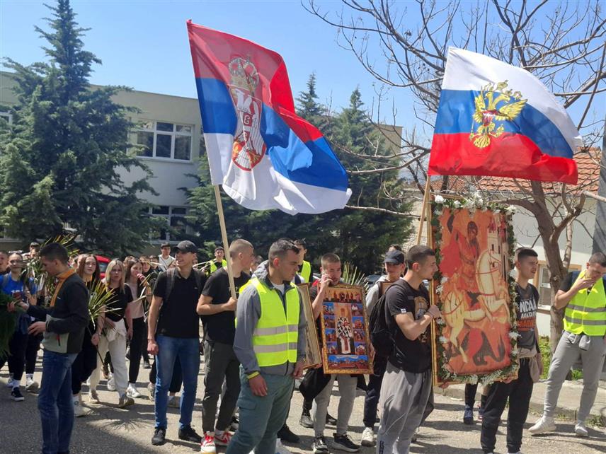 TРЕБИЊЕ, 12. АПРИЛА /СРНА/ - Ученици Tехничке школе у Tребињу организовали су данас крсни ход до манастира Светог Ђорђа на Зупцима код овог града, како би на тај начин молитвеним ходом изразили поштовање према данашњем празнику, али и предстојећем Васкрсу.