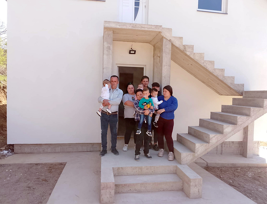 НОВИ ГРАД, 12. АПРИЛА /СРНА/ - Породица Ђурашиновић из Доњег Водичева код Новог Града уселила је у нову кућу коју је изградила Хуманитарна организација "Срби за Србе".