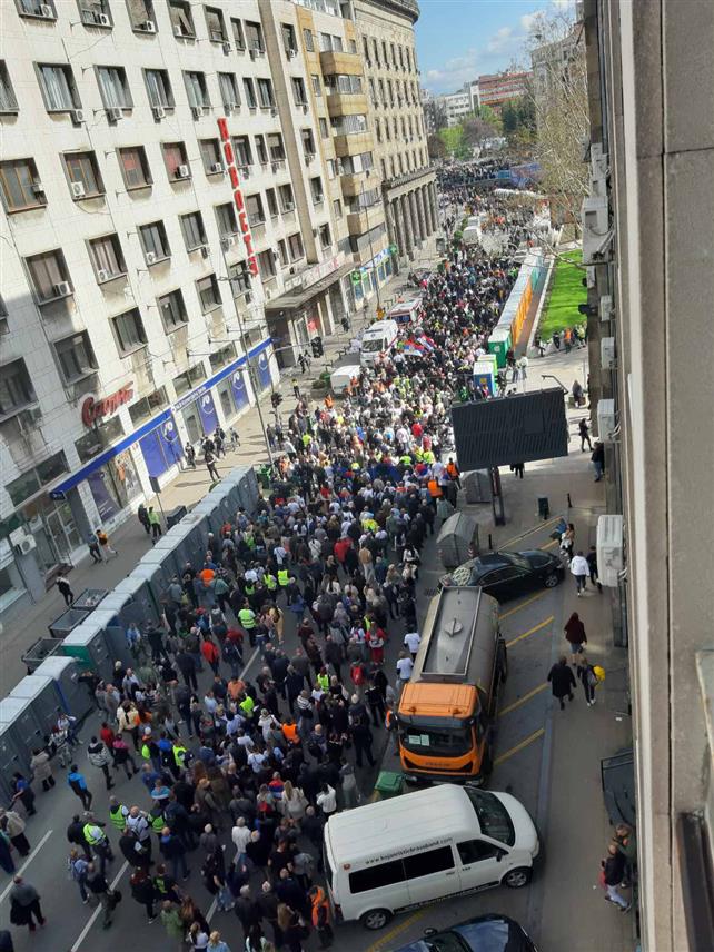 БЕОГРАД, 12. АПРИЛА /СРНА/ - Хиљаде грађана пристижу у колонама у центар града гдје ће вечерас бити уприличен централни дио тродневневног скупа под називом "Не дамо Србију".