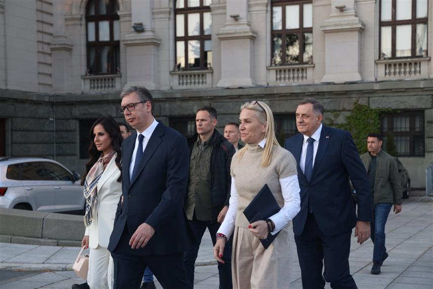 БЕОГРАД, 12. АПРИЛА /СРНА/ - Централном догађају свенародног сабора "Не дамо Србију" присуствују предсједници Србије и Републике Српске Александар Вучић и Милорад Додик, предсједници скупштина Србије и Републике Српске Ана Брнабић и Ненад Стевандић, министри у техничкој влади Србије и министар унутрашњих послова Републике Српске Синиша Каран./Фото - Борислав Здриња/