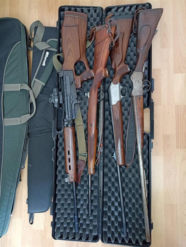 ПОДГОРИЦА, 12. АПРИЛА /СРНА/ - Службеници Одјељења безбједности Бар, поступајући по наредби суда, извршили су претрес куће и помоћних објеката које користи лице М.П. /47/ из Бара, код којег је пронађен арсенал оружја.