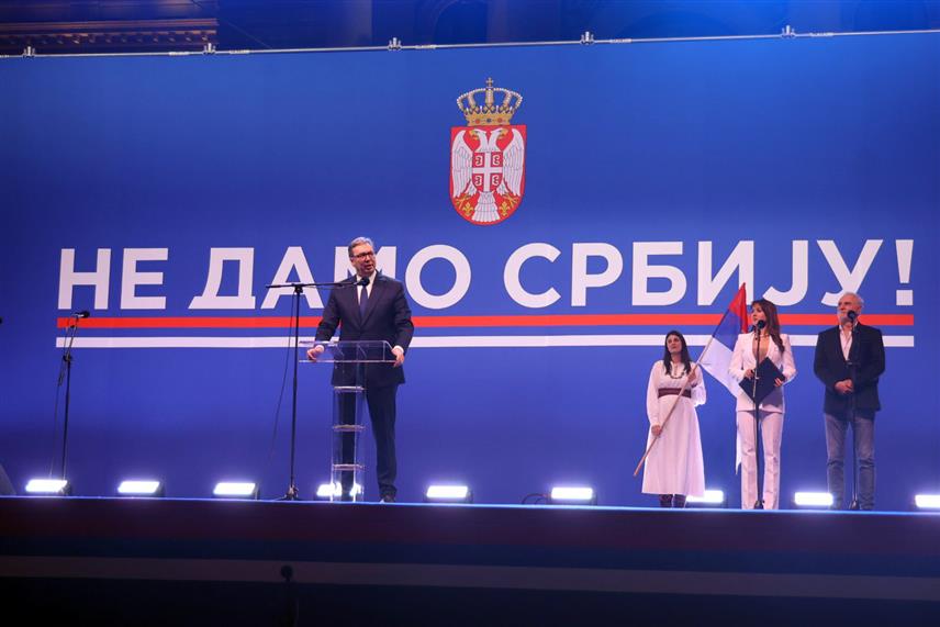 БЕОГРАД, 12. АПРИЛА /СРНА/ - Предсједник Србије Александар Вучић захвалио је грађанима који су дошли из цијеле Србије, са Косова и Метохије, из Републике Српске, Црне Горе, Сјеверне Македоније на вечерашњи централни свенародни скуп "Не дамо Србију" у Београду./Фото - Борислав Здриња/