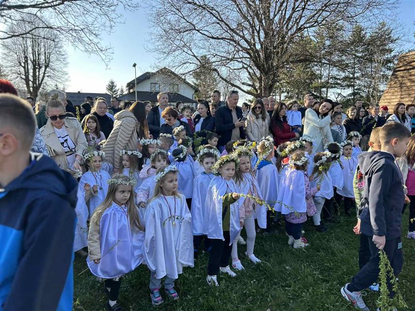 СОКОЛАЦ, 12. АПРИЛА /СРНА/ - Црквена општина Соколац и малишани соколачког вртића прославили су вечерас у порти Цркве Светог пророка Илије Лазареву суботу и Врбицу у присуству огромног броја дјеце и грађана