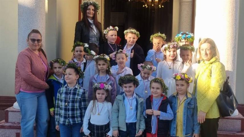 ДОБОЈ, 12. АПРИЛА /СРНА/ - Дјеца из Јавне предшколске установе "Мајка Југовић" Добој данас су обиљежили празник дјечије радости - Лазареву суботу и Врбицу.