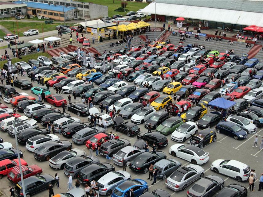 ДЕРВЕНTА, 13. АПРИЛА /СРНА/ - Аутомобилски "Tјунинг шоу Ђуле", који се други пут одржава у Дервенти, данас је окупио више од 200 љубитеља четвороточкаша.