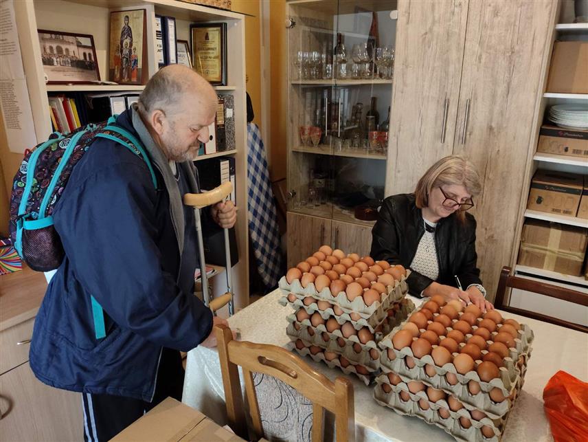 БРАТУНАЦ, 13. АПРИЛА /СРНА/ - Коло српских сестара "Вјера, нада и љубав" из Братунца данас је реализовало традиционалну васкршњу акцију подјеле јаја и пакета прехрамбених производа старим и болесним самцима и сиромашним многочланим породицама.