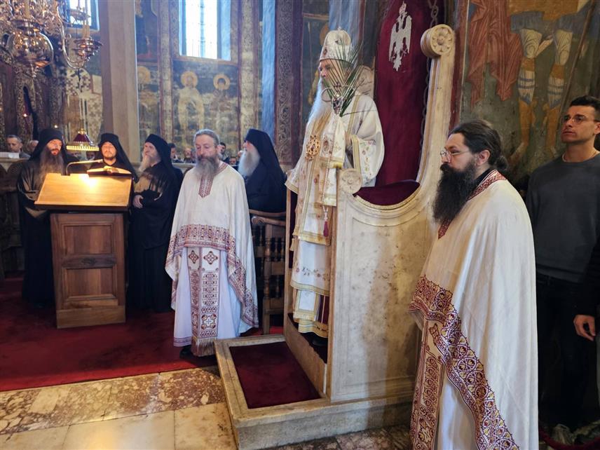 ДЕЧАНИ, 13. АПРИЛА /СРНА/ - У манастиру Високи Дечани данас је свечано прослављен празник Цвијети, а Свету литургију служио је митрополит рашко-призренски Теодосије уз саслужење братства и присуство више од 500 вјерника.