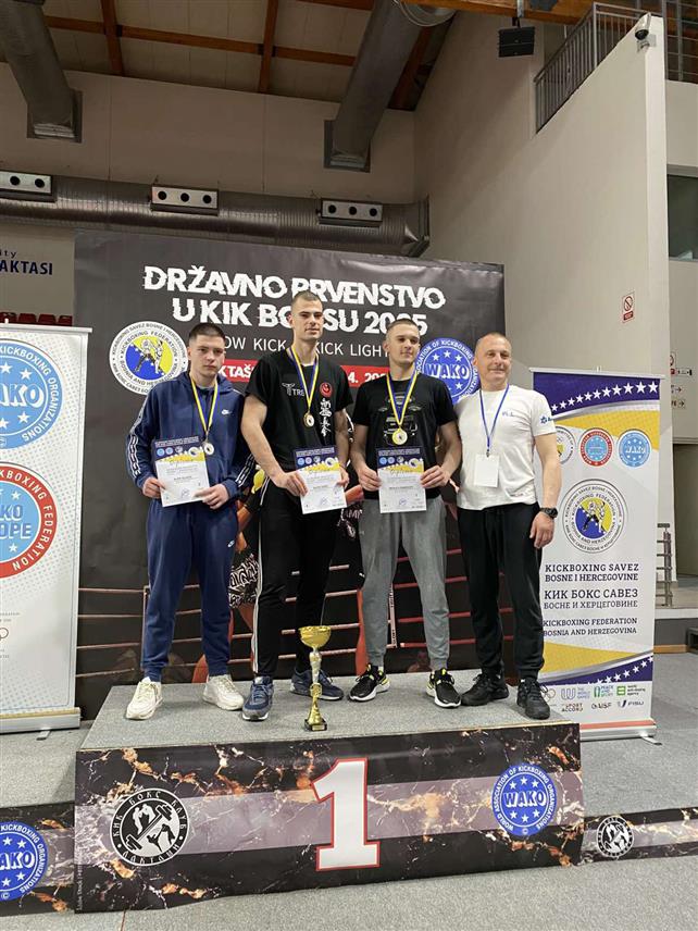 ЛАКТАШИ, 13. АПРИЛА /СРНА/ - Млади спортисти из Бијељине освојили су за Кик-бокс клуб "Радник" три медаље, двије златне и једну сребрну, на првенству БиХ у кик-боксу које је овог викенда одржано у Лакташима.