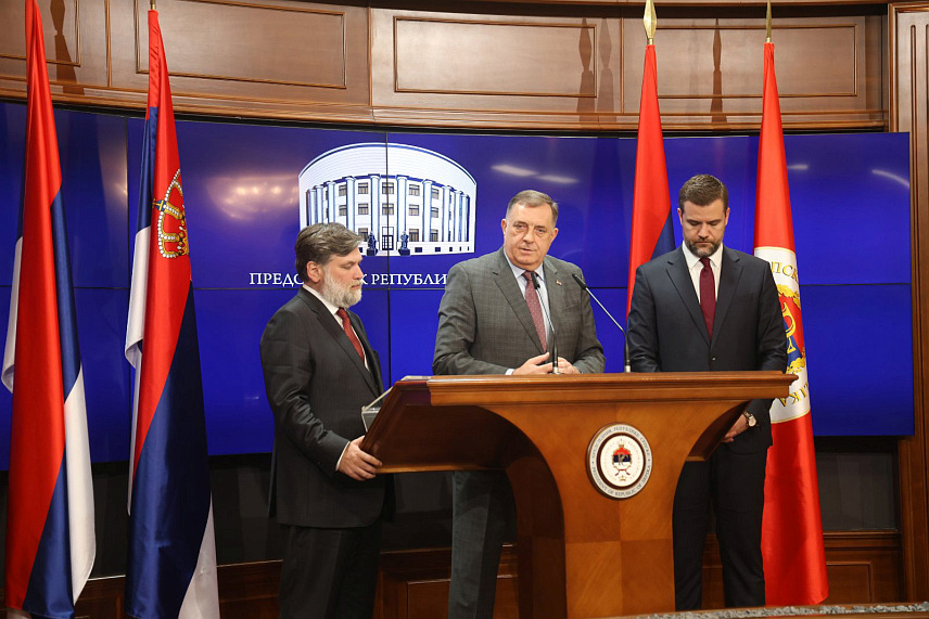 БАЊАЛУКА, 13. АПРИЛА /СРНА/ - Предсједник Републике Српске Милорад Додик, амбасадор Србије у Бечу Марко Благојевић и шеф Представништва Републике Српске у Аустрији Младен Филиповић на конференцији за новинаре. /Фото - Борислав Здриња/