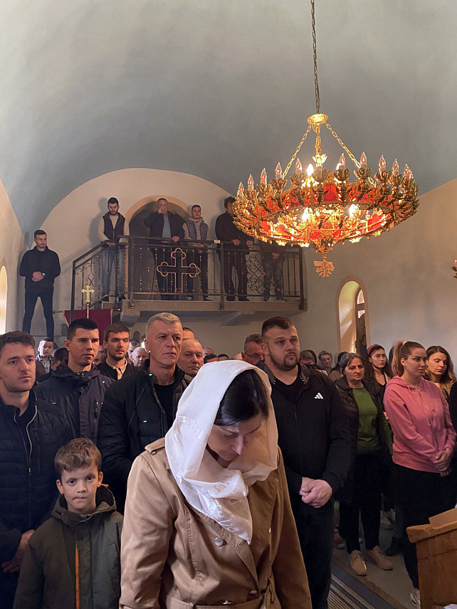 РИБНИК, 13. АПРИЛА /СРНА/ - У Цркви преноса моштију Светог оца Николе у селу Ратково код Рибника данас је обиљежен празник Цвијети и служена литургија којој је присуствовало око 200 вјерника.