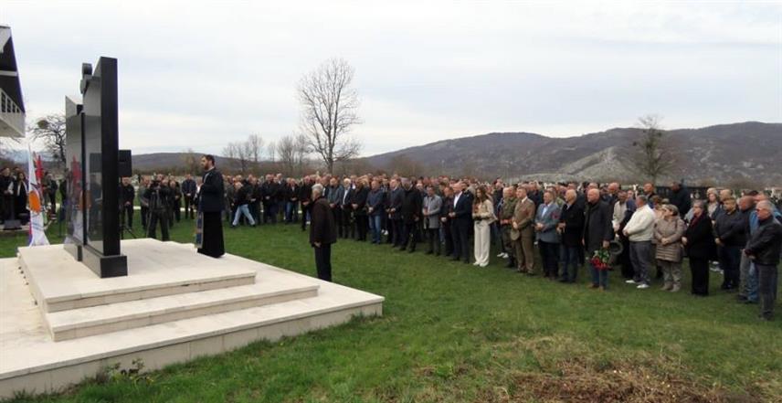 НЕВЕСИЊЕ, 13. АПРИЛА /СРНА/ - Поводом дана формирања Друге лаке пјешадијске бригаде Војске Републике Српске прије 33 године, у Луци код Невесиња данас је служен помен погинулим борцима и положени вијенци на спомен-обиљежје.