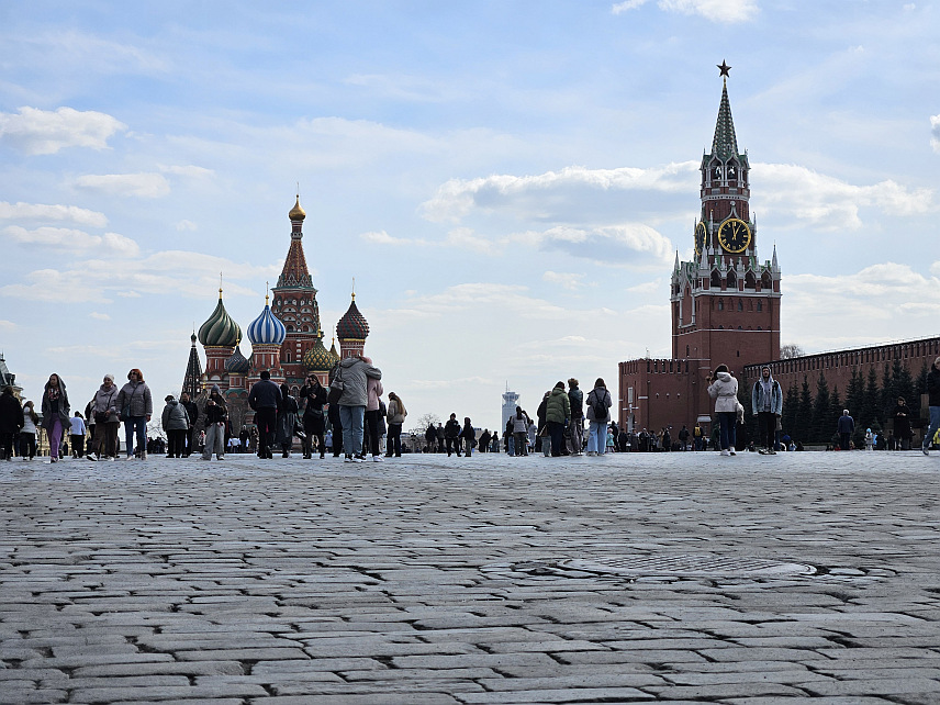 МОСКВА, 13. АПРИЛА /СРНА/ - Куполе руских храмова су саме по себи умјетничка дјела. Неке су златне, неке плаве са звјездицама, неке шарене или црне, а свака боја има посебно значење. Храмови са златним куполама посвећени су Светој Тројици, а посебну симболику има и број купола.
