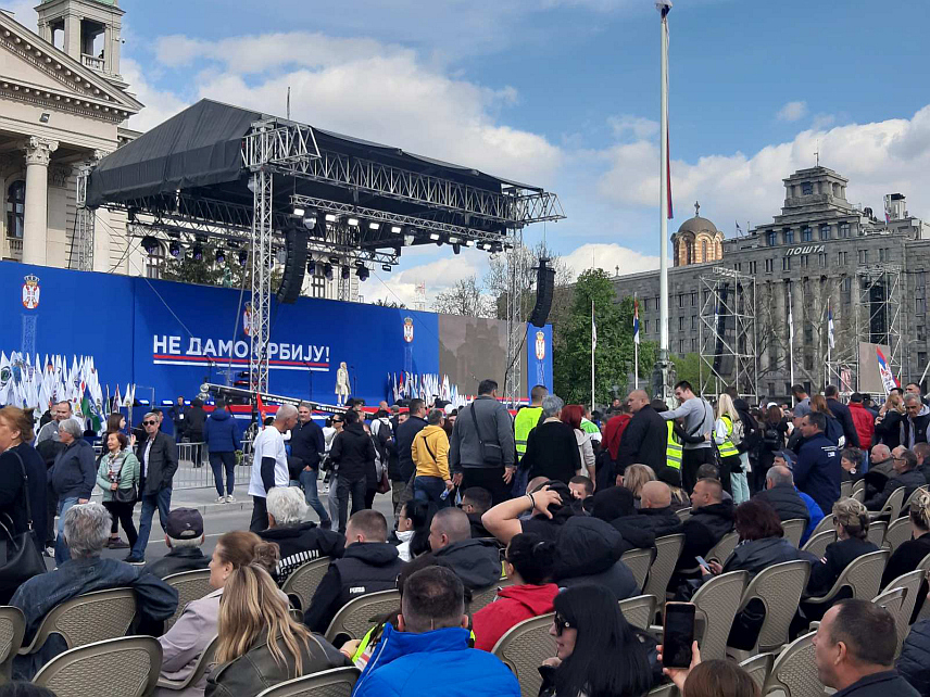 БЕОГРАД, 13. АПРИЛА /СРНА/ - У Београду је данас завршни, трећи дан свенародног скупа "Не дамо Србију", када ће грађани моћи да се на штандовима у центру града упознају о културама и традицији свих дијелова Србије и прикључе Покрету за народ и државу.